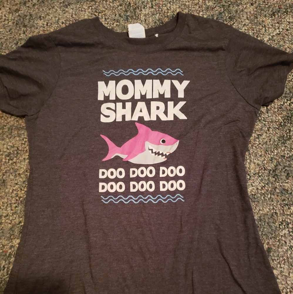 Mommy Shark t-shirt